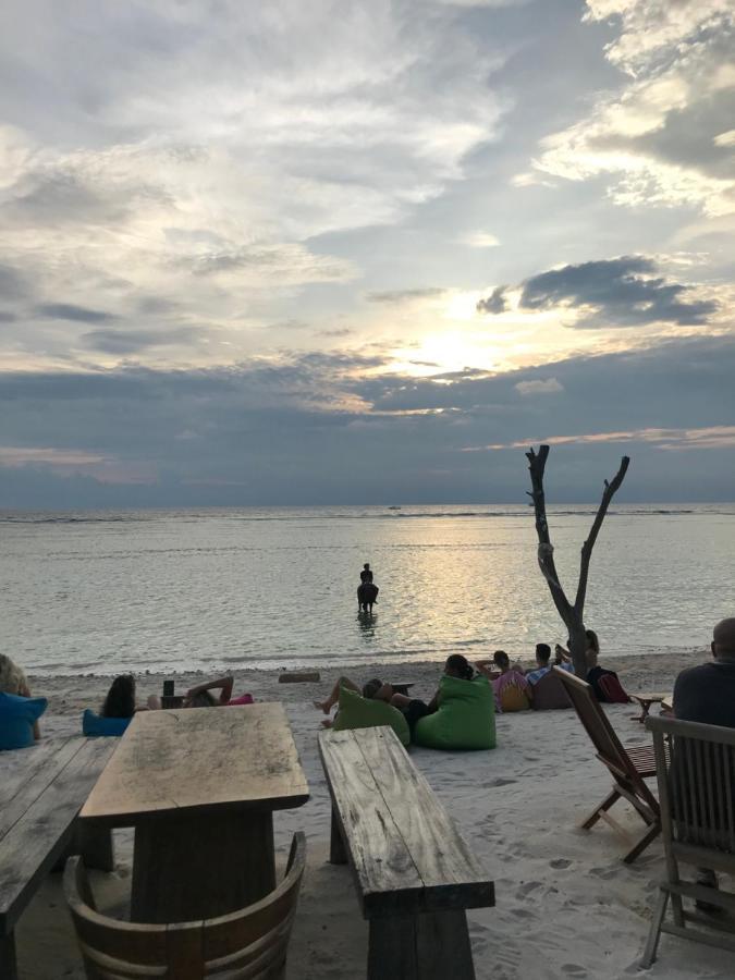 The Exile Sunset Bar & Bungalow Gili Trawangan Extérieur photo
