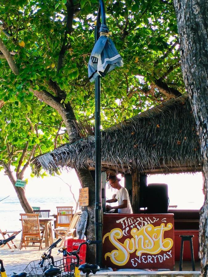 The Exile Sunset Bar & Bungalow Gili Trawangan Extérieur photo