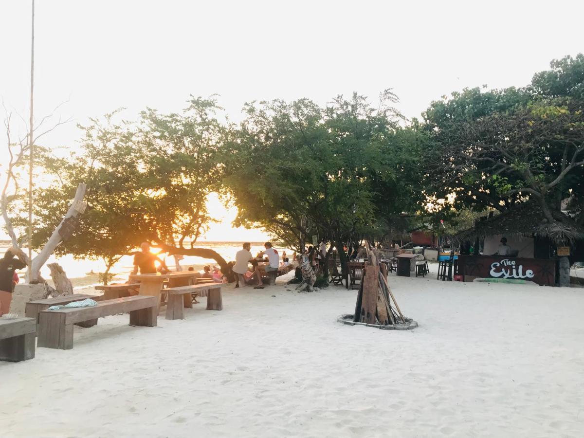 The Exile Sunset Bar & Bungalow Gili Trawangan Extérieur photo